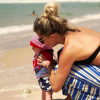 Karina Bacchi levou o filho, Enrico, para curtir a praia pela primeira vez