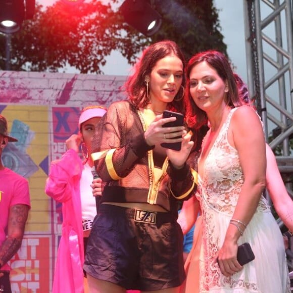 Bruna Marquezine conversa com a promoter Carol Sampaio