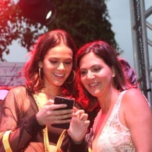 Bruna Marquezine posou com Carol Sampaio durante a pool party