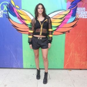 Bruna Marquezine, nova musa do Bloco da Favorita, usa look com barriga à mostra em pool party nesta quinta-feira, dia 21 de dezembro de 2017