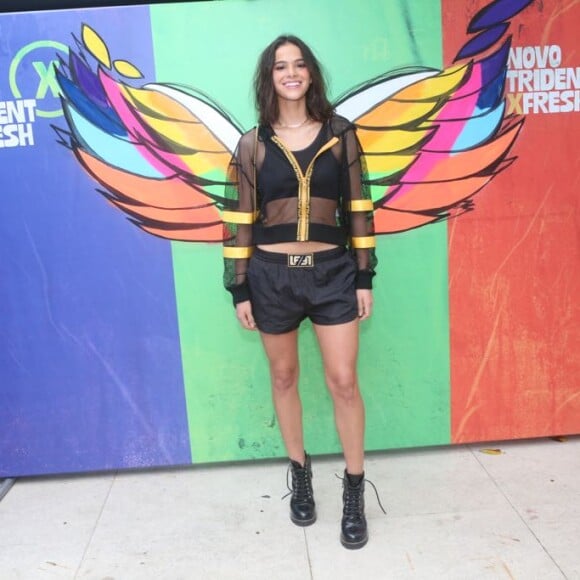 Bruna Marquezine apostou em um look com transparência para a pool party