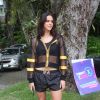 Bruna Marquezine combinou casaco com transparência, top e short preto em evento