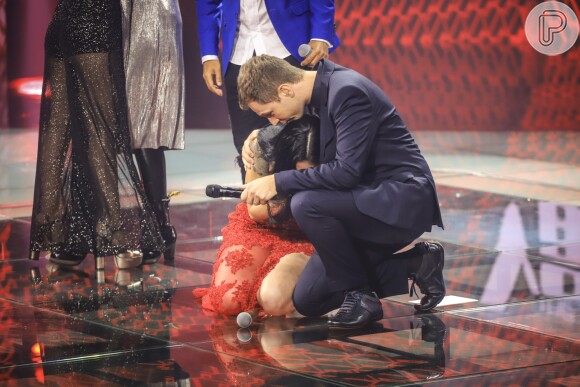 Samantha Ayara chora com Tiago Leifert ao ser noticiada sua vitória no 'The Voice Brasil', nesta quinta-feira, 21 de dezembro de 2017