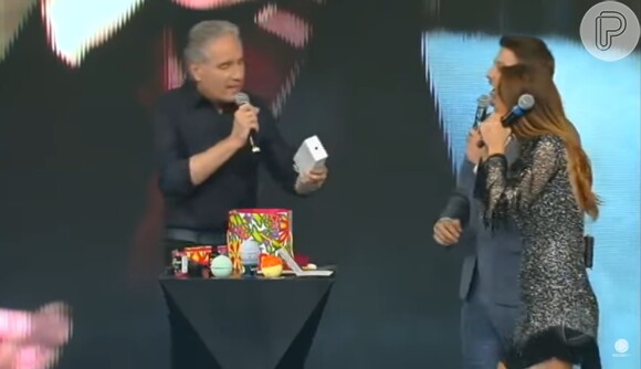Roberto Justus ganha celular de R$ 7 mil de Xuxa no amigo-oculto 'Família Record', na noite desta quinta-feira, 21 de dezembro de 2017: 'Espetáculo!'