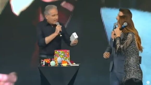 Roberto Justus ganha celular de R$ 7 mil de Xuxa em amigo-oculto: 'Espetáculo!'