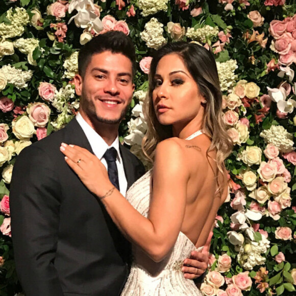 Arthur Aguiar foi surpreendido por Mayra Cardi com casamento surpresa após seis meses de relacionamento