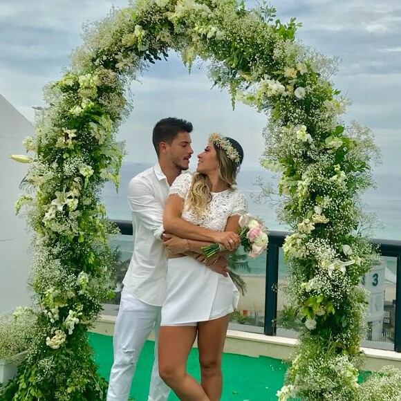 Mayra Cardi e Arthur Aguiar se casaram de surpresa nesta manhã de sexta-feira, 22 de dezembro de 2017. O casal está junto desde junho e ficou noivo em setembro
