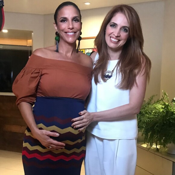 Tendência ombro a ombro foi uma das escolhas de looks de Ivete Sangalo durante a gravidez de gêmeas