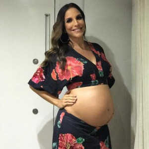 Ivete Sangalo apostou em saia longa e cropped curto da Farm para comandar um trio elétrico no Carnaval fora de época de Natal, em 9 de dezembro de 2017