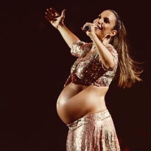 Ivete Sangalo usou look assinado por Lethicia Bronstein no Festival de Salvador, realizado no último sábado, 16 de dezembro de 2017