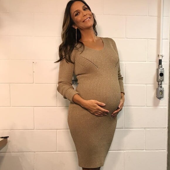 Para o 'The Voice Brasil', Ivete Sangalo usou vestido Michael Kors, sandália Schultz e joias Jack Vartanian