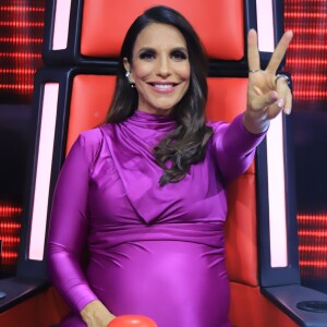 Ivete Sangalo completou a produção com scarpin Schultz de R$ 360