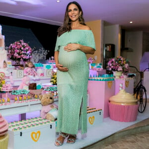 Ivete Sangalo usou vestido verde ombro a ombro com fenda lateral para chá de fralda das filhas gêmeas