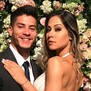 Arthur Aguiar teve casamento surpresa com Mayra Cardi. 'O que importa é que estamos felizes', frisou a coach