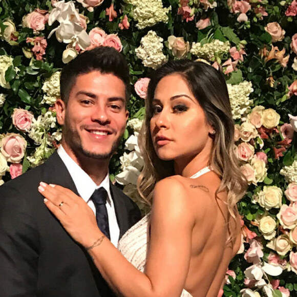 Arthur Aguiar teve casamento surpresa com Mayra Cardi. 'O que importa é que estamos felizes', frisou a coach