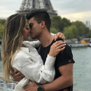 Arthur Aguiar e Mayra Cardi estão juntos desde junho e recentemente fizeram viagem romântica pela Europa