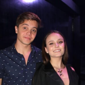 Larissa Manoela conferiu o show Feliz Natal Believe com namorado, Leo Cidade