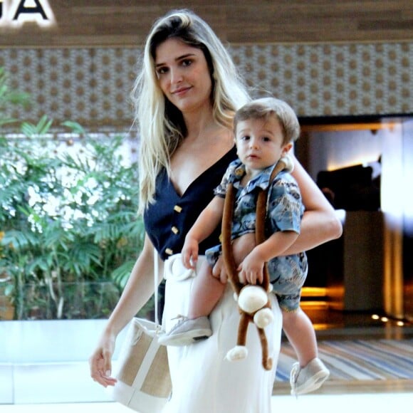 Rafa Brites foi clicada com filho, Rocco, em shopping do Rio nesta sexta-feira, 22 de dezembro de 2017