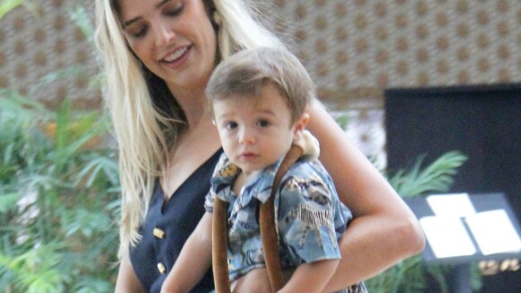 Rafa Brites leva filho, Rocco, de 10 meses, para passear em shopping. Veja fotos