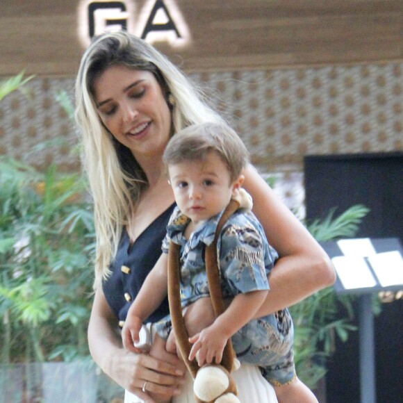 Rafa Brites passeou com filho, Rocco, em shopping carioca nesta sexta-feira, 22 de dezembro de 2017