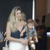Rafa Brites usou um look confortável para passear com filho, Rocco, em shopping carioca 