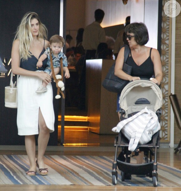 Rafa Brites usou um look confortável para passear com filho, Rocco, em shopping carioca 