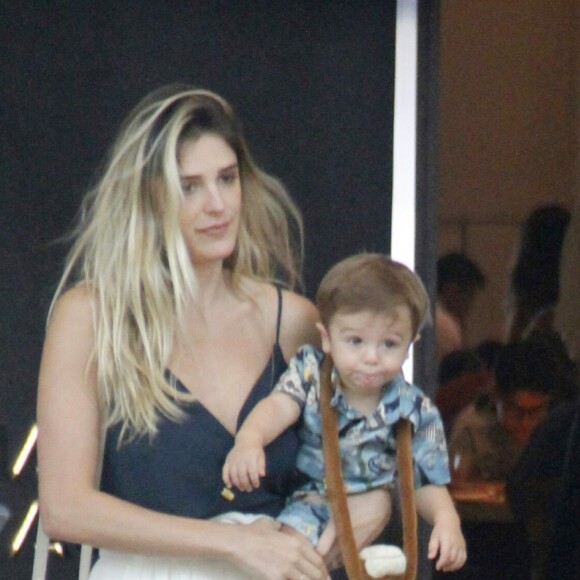 Rafa Brites usou um look confortável para passear com filho, Rocco, em shopping carioca 