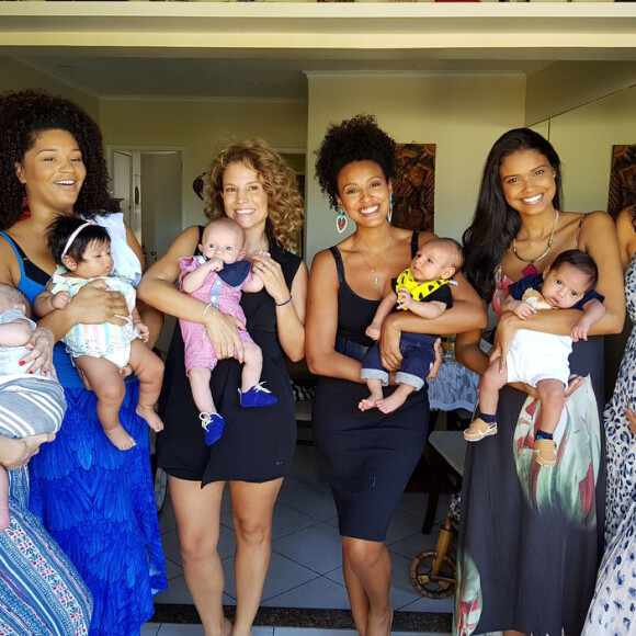 Aline Dias se reuniu com Juliana Alves, Maíra Charken, Sheron Menezzes, – com seus respectivos filhos – e Débora Nascimento, grávida de 5 meses, na última segunda-feira, 18 de dezembro de 2017
