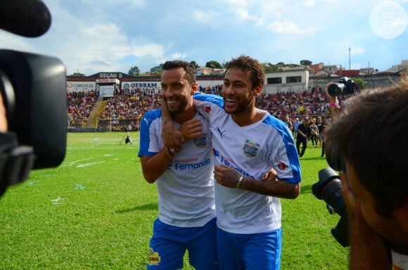 Neymar se divertiu entre amigos no jogo beneficente