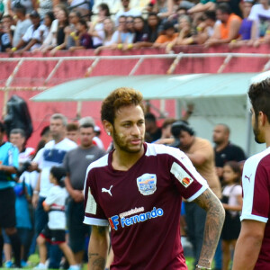 Neymar e Caio Castro no jogo beneficente