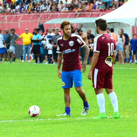 Neymar e Caio Castro no jogo beneficente