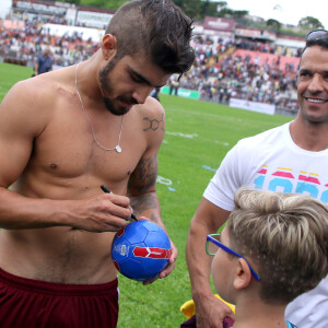Caio Castro deu muitos autógrafos após a partida
