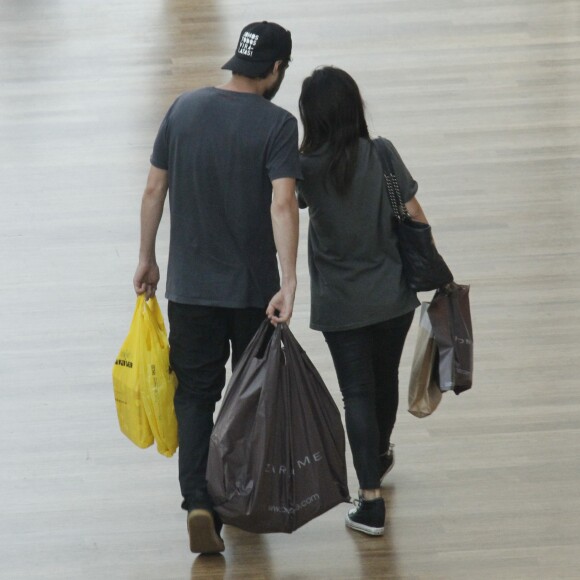 Às vésperas do Natal, Tatá Werneck e Rafael Vitti saíram do shopping com várias sacolas de compras