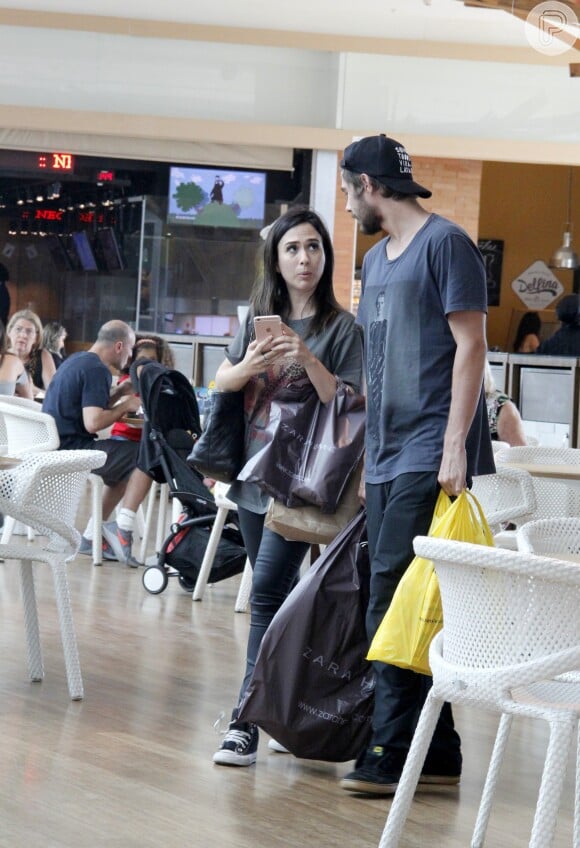 Tanto Tatá Werneck quanto Rafael Vitti estavam usando camiseta cinza e calça e sapatos pretos durante o passeio no shopping