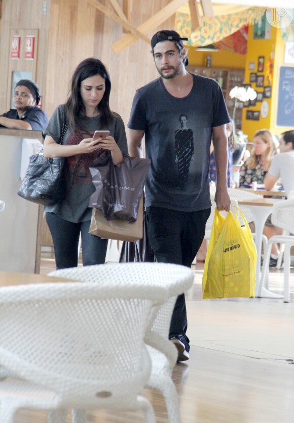 Tatá Werneck conferiu o celular enquanto caminhava ao lado de Rafael Vitti no shopping Village Mall, na Barra da Tijuca, Zona Oeste do Rio de Janeiro, neste sábado, 23 de dezembro de 2017