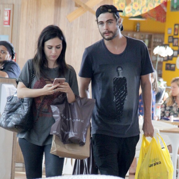 Tatá Werneck conferiu o celular enquanto caminhava ao lado de Rafael Vitti no shopping Village Mall, na Barra da Tijuca, Zona Oeste do Rio de Janeiro, neste sábado, 23 de dezembro de 2017