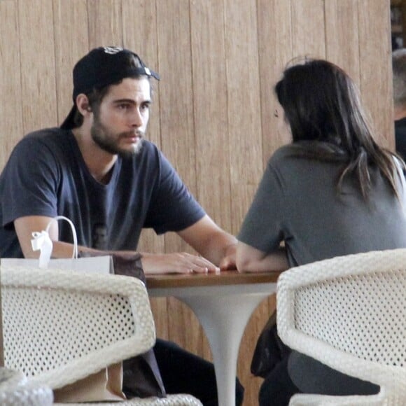 Tatá Werneck e Rafael Vitti lancharam juntos na praça de alimentação do shopping Village Mall, na Barra da Tijuca, Zona Oeste do Rio de Janeiro, neste sábado, 23 de dezembro de 2017