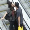Tatá Werneck e Rafael Vitti se beijaram enquanto desciam a escada rolante do shopping Village Mall, na Barra da Tijuca, Zona Oeste do Rio de Janeiro, neste sábado, 23 de dezembro de 2017