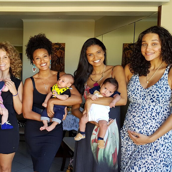 Débora Nascimento participou de um encontro de mamães com Juliana Alves, Maíra Charken, Sheron Menezzes e Aline Dias na última segunda-feira, 18 de dezembro de 2017