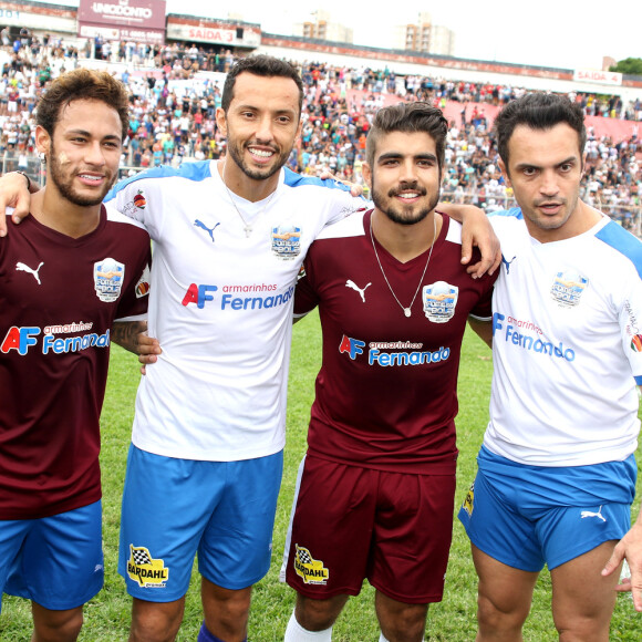 Antes, Neymar jogou uma partida de futebol beneficente com Caio castro