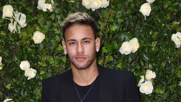 Neymar cumpre promessa a amigo e faz tatuagem: 'Um dia em Vegas deu nisso'