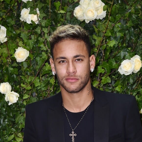 Neymar fez uma nova tatuagem neste domingo, 24 de dezembro de 2017