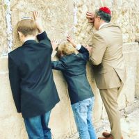 Luciano Huck celebra Natal com foto junto dos filhos em Jerusalém: 'Agradecendo'