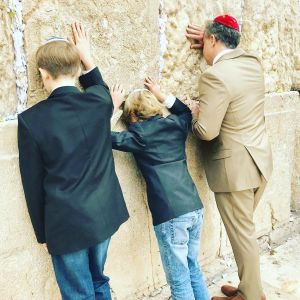 Luciano Huck postou foto ao lado dos filhos no Muro das Lamentações, em Jerusalém, para desejar 'feliz Natal' a seus seguidores: 'A noite é de uma celebração cristã, mas uma ótima desculpa para todos - católicos ou não - celebrarmos o amor, a família, os amigos, as forças do bem'