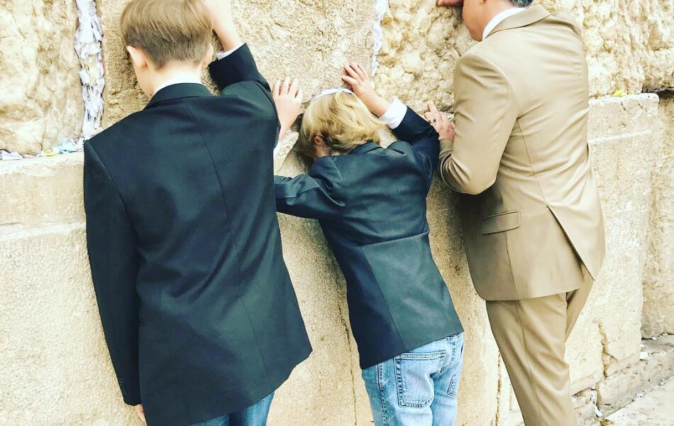 Luciano Huck, no Natal, posta foto com os filhos no Muro das Lamentações:  'Agradecendo' - Purepeople