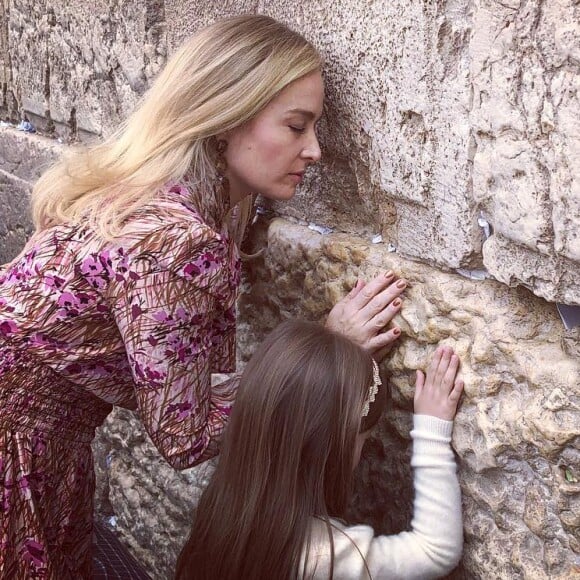 Assim como Luciano Huck e os filhos, Angélica foi fotografada ao lado da caçula, Eva, no Muro das Lamentações