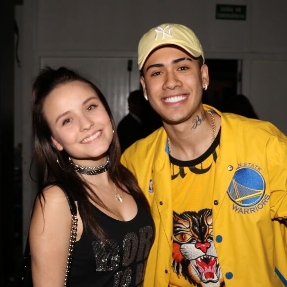 Kevinho é tietado por Larissa Manoela, amiga de Flavia Pavanelli, em show de Bruno Mars, em novembro de 2017