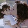 Juliana (Vanessa Gerbelli) fica aliviada quando Bia (Bruna Faria) é encontrada, na novela 'Em Família'