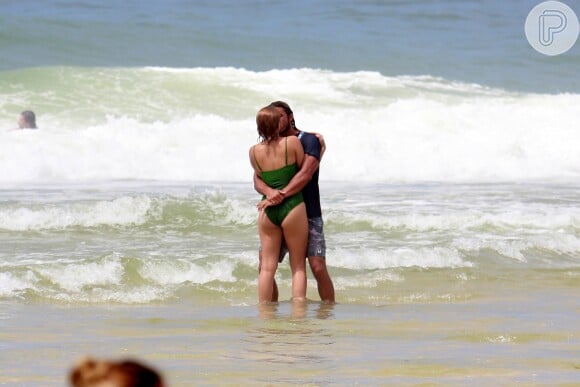 A atriz Isabella Santoni e o surfista Caio Vaz foram clicados trocando beijos em praia do Rio