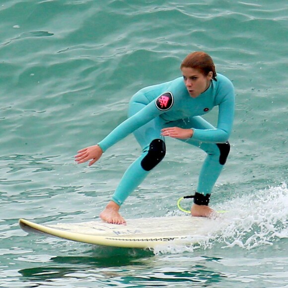 Isabella Santoni é adepta do surfe e conta que o esporte a ajuda a manter o foco: 'Ele veio com uma mudança na minha vida, com mais equilíbrio'
